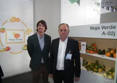 Francisco Espinoza padre e hijo en su stand de Vega Verde, promocionando sus cítricos y frutas tropicales eológicas de la provinia de Málaga (España)