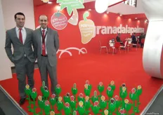 Domingo Rodríguez y Víctor Folk, responsables de Marketing de Granadalapalma, promocionando los minivegetales cultivados en Granada (España).