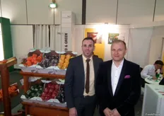Stand de Agro Red & Green con su gerente Ibán Martos a la izquierda. La empresa de Almería se especializa en pimientos y acaba de incluir a su catálogo una variedad de tomate rosa.