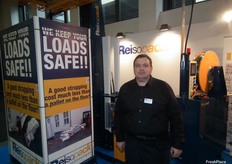 Óscar Saldana, gerente de Reisopack S.L., junto a su máquina flejadora y colocadora de cantoneras para palets Reisopack 2901.