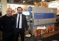 Equipo técnico de la empresa catalana Barberán promocionando su maquinaria de impresión digital para envases.