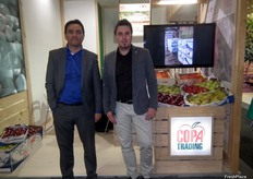 Responsables comerciales en el stand de Copa Trading, especialistas en fruta de pepita de la provincia de Lleida (España). Este año han añadido la variedad de manzana Story Inored, de color rojo oscuro intenso, una fruta dura que aguanta muy bien en cámara.