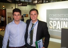 Pablo A. Buceta, Director de Ventas de Vistalegre, junto con su colega, visitando la feria.