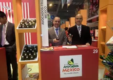 Eduardo Serena y Armando López en su stand de Avocados de México.
