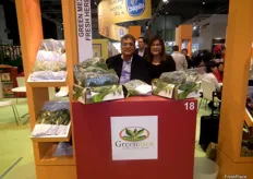 Enrique González y su hija Mia en el stand de Greenmex, promocionando las hierbas aromáticas y comestibles cultivadas en México.