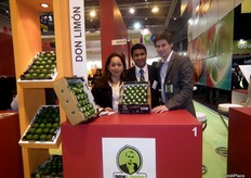 Sahira Hernández, Mauro García y Schneider Martín en el stand de Don Limón, promocionando los limones mexicanos.