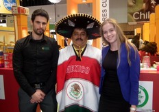 Joel Pitarch y Rebekka Boekhout de FreshPlaza, en el pabellón de México