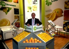 Bernabé Padilla en su stand de Citromax, en el pabellón de Argentina.