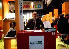 Celso Castillo Macías en su stand de Promega, en el pabellón de México.