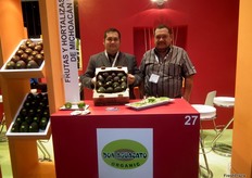 José Luís Tungüi Olivo con su hijo Juan Carlos en su stand de Frutas y Hortalizas de Michoacán México, promocionando sus aguacates michoacanos orgánicos.