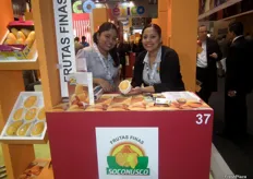 Irani Hernández y Eva Fuentes de la empresa Frutas Finas, promocionando su marca Soconusco para mangos, en el pabellón de México.