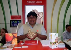 Elvis Méndez, Producer Manager de Natural Green, promocionando su jengibre en el pabellón de Perú.