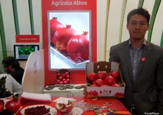 Bergen Alcántara Radja en su stand de Agrícola Athos, promocionando la granada de Perú.