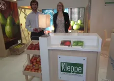 Javier Orti y su compañera en el stand de KLEPPE S.A., empresa argentina de Rio Negro especialista en manzanas y peras.