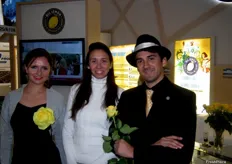 Martina Delacroix (en el centro), del departamento de Desarrollo de imagen, prensa y comunicación de All Lemon, rodeada de los bailarines de tango en su stand.