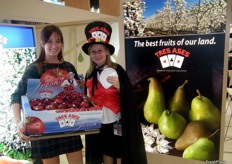 Mariana Grisanti, de la empresa argentina Tres Ases,junto a la mago de las cartas. La empresa de Río Negro (Argentina) produce y comercializa todo tipo de manzanas y peras.