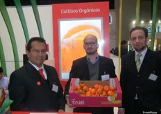 Miembros de la empresa Cultivos Orgánicos promocionando los cítricos orgánicos peruanos con marca TANI.