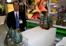 Richard Huizinga, presidente de Hacienda Altamira, en el pabellón de costa Rica, promocionando las piñas y bananas costaricenses.
