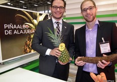 Responsables comerciales en el stand de Piñaalbo de Alajuela, en el pabellón de Costa Rica.