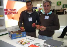 Francis Durman y Andrés Medina en el stand de Manga Rica S.A. promocionando los mangos de Costa Rica.