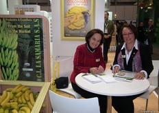 Gabrielle Stauff, de La Samaria, con una clienta en su stand representado por DAABON, en el pabellón de Colombia.