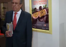 Juan Mayr , Embajador de Colombia en Alemania, atendiendo a una entrevista en el pabellón de Colombia.