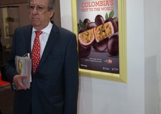 Juan Mayr , Embajador de Colombia en Alemania, atendiendo a una entrevista en el pabellón de Colombia.