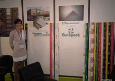 La señorita L.Campagnolo, en su stand de Europack, fabricante italiano de cantoneras de cartón prensado.