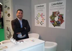 Youssef Smyel, técnico de Afrifutur, empresa italiana que ofrece soluciones en nutrición y protección vegetal.