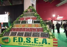 Una gran pirámide de frutas y verduras de Rousillon daba la bienvenida en la entrada a Medfel 2014.