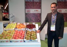 Marc Bernaus Petit, en su stand de Copa trading, empresa española productora y comercializadora de fruta de hueso y pepita.