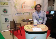 Thivo Joan, en su stand de Centre d'Analyses Méditarranée Pyrénées, laboratorio especializado en materia de seguridad alimentaria.