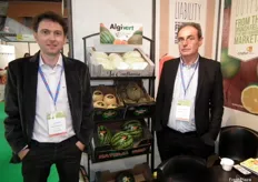 Miguel Blanco y Alain Guerola, en su stand de Algivert, empresa española prouctora y comercializadora de melón, sandía y cítricos.