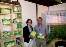 Joséphine Cuadras y Antoine Cuadras, en su stand de Cuadraspania, S.L., promocionando sus escarolas, lechugas y ahora, como novedad, también alcachofas de tres variedades distintas.