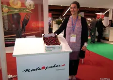 Frédérique Boisson, en su stand de Nectapeches, promocionando las primeras cerezas de la temporada francesa.