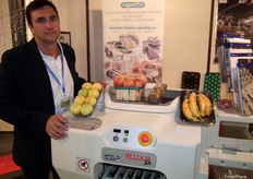 Pau Carapinha,en su stand de Fabri Group, empresa especializada en maquinaria de envasado.