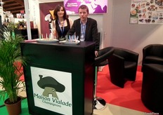 Nicolas Vialade(a la derecha) junto a su compañera en el stand de Maison Vialade Champignons, promocionando todo tipo de setas y champiñones