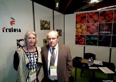 Sandra Francile y Modest Palau, en su stand de Frulesa, Frutas Leridanas S.A. en el pabellón de España.
