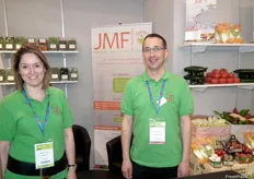 Mélanie Dembélé y Regis Baudens en su stand de JMF, importadores y exportadores de frutas y verduras producidas en Francia, Bélgica, España y Marruecos.