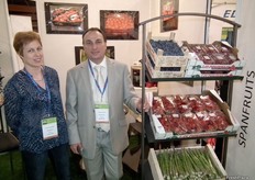 Christina Becker y Oliver Salles, en su stand de Span Fruits, empresa francesa comercializadora de fruta y verdura producida en España