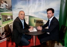 Claude Blancher, (a la izquierda), en su stand de Blancher, empresa de transportes, conversando con un miembro del equipo de Faus Dura.