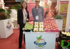 Leslie Galtier 8Responsable Comercial) y David Marchetti, en su stand de Sas Edenys, promocionando sus manzanas