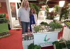Ayme Philippe y Adriana Chelli en su stand de les Herbes du Rousillon, productores y comercializadores de todo tipo de hierbas frescas cultivadas en la Cataluña francesa y Provenza.
