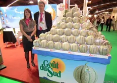Caroline Martins y Michel Vicente en el stand de Force Sud, junto a su pirámide de melones charentais.