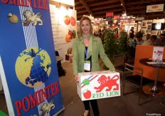 Renate Daynes, en su stand de Pominter mostrando una caja de manzanas marca Red Lion.