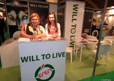 Aysel Oguz e Ivana Petrovska Yilmaz, en el stand de la empresa turca Eren Tarim, promocionando la marca para frutas Will To Live