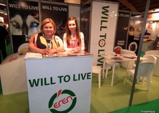 Aysel Oguz e Ivana Petrovska Yilmaz, en el stand de la empresa turca Eren Tarim, promocionando la marca para frutas Will To Live