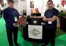 Sylvain Fabre y Querol Etiene, en su stand de Arco Fruits, promocionando la marca Fanny.