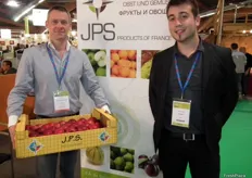 Jean Pierre Souchon y Julien Jund en el stand de JPS, importadores y exportadores de frutas y verduras frescas y procesadas