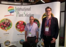 Marc Hilaire y Julien Darnaud en su stand de International Plant Selection, instituto francés de investigación y desarrollo de variedades de fruta de hueso.